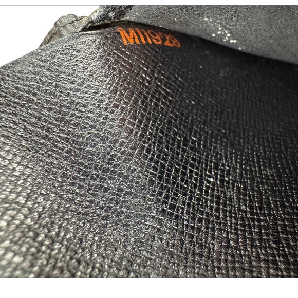 Louis Vuitton Black Epi Leather Kiss-Lock Compact Wallet - Picture 14 of 15